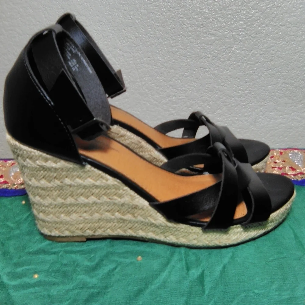 Time and Tru Black Leather platform sandals w/memory foam insoles